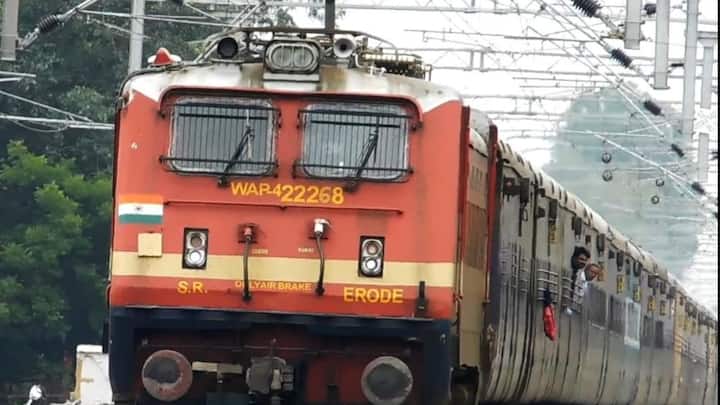 बता दें सामान्य तौर पर टिकट कैंसिल करने पर रेलवे के रिफंड नियम अलग होते हैं. वहीं अगर ट्रेन लेट होती है. तो ऐसे में रेलवे के रिफंड नियम अलग होते हैं. बता दें कोई ट्रेन 3 घंटे या उससे ज्यादा लेट होती है. तो ऐसे में पूरा रिफंड मिलता है.