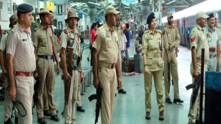 तो आपको बता दें दोनों ही सुरक्षा बल अलग तरीके से काम करते हैं. जीआरपी एक राज्य पुलिस बल है जो रेलवे स्टेशन और प्लेटफार्म हो यात्रियों और रेलवे संपत्ति से जुड़े अपराधों को संभालती है. इसमें चोरी, मारपीट, हत्या, दुष्कर्म और यात्री सुरक्षा जैसे मामले शामिल होते हैं. यह संवैधानिक अपराधों पर कार्रवाई करता है.