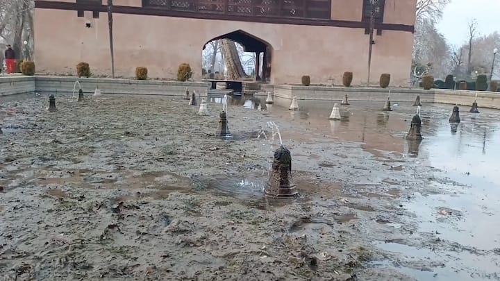 आस-पास के इलाकों में पानी की कमी शुरू हो गई है. प्रभावित इलाकों जल आपूर्ति के लिए अब टैंकरों का आसरा है. विशेषज्ञ संकट के लिए बढ़ते तापमान, कम बारिश और घटते भूजल स्तर को जिम्मेदार मानते हैं.