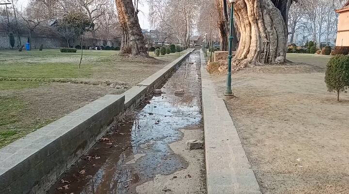 स्रोत पर 15 से अधिक जलापूर्ति योजनाएं निर्भर हैं. झरने के सूखने का असर लगभग 80 प्रतिशत क्षेत्र पर पड़ा है. झरना पीने के पानी का प्राथमिक स्रोत था. प्रभावित गांवों में पानी की आपूर्ति के लिए टैंकर भेजा जा रहा है. इस साल कश्मीर घाटी में अप्रत्याशित मौसम देखने को मिला है.