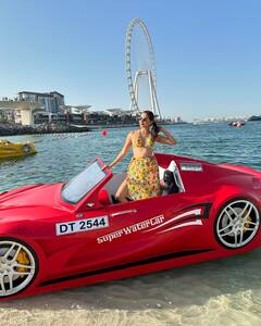 Zaara Yesmin Photo: રેડ સુપર વોટર કારમાં ઝારા યાસ્મિને કરાવ્યું ગ્લેમરસ ફોટોશૂટ