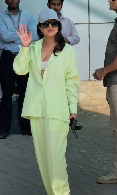 देसी गर्ल ने अपना ये लुक ग्लोसी मेकअप, आंखों पर चश्मा, सिर पर टोपी और व्हाइट शूज पहनकर कंपलीट किया है.