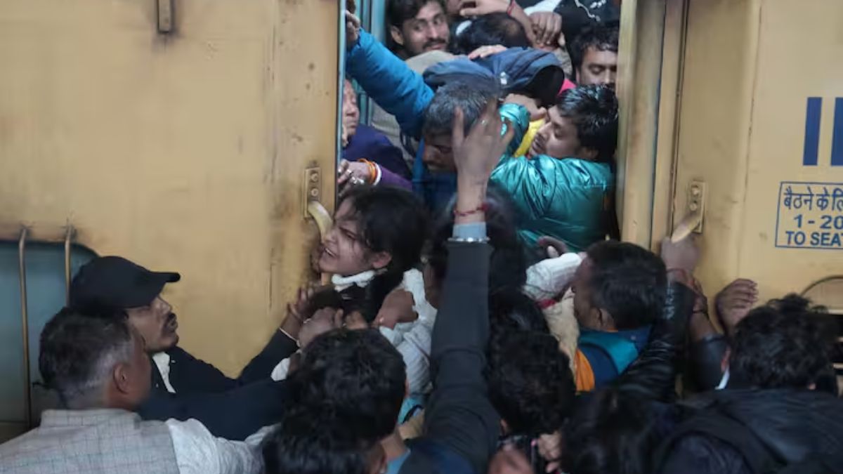 Delhi Railway Station Stampede: பக்தி மோகம், துடிதுடித்த மக்கள்..! டெல்லி கொடூர சம்பவத்தை விளக்கும் கோர புகைப்படங்கள்