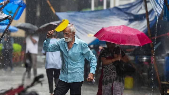 পূর্বাভাস মতো আজ রবিবার থেকে আবহাওয়ার পরিবর্তন শুরু হয়েছে। দক্ষিণ-পূর্ব বাতাসে বঙ্গোপসাগর থেকে জলীয় বাষ্প আসা শুরু হবে। সোমবার থেকে আংশিক মেঘলা আকাশ। মঙ্গলবারের মধ্যে তাপমাত্রা বাড়বে দুই থেকে চার ডিগ্রি সেলসিয়াস।