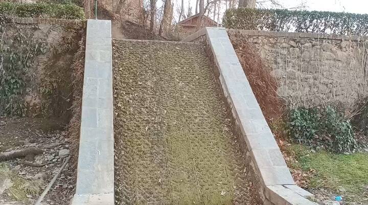 दिसंबर में 71 फीसद से अधिक कम बारिश रिकॉर्ड हुई. जनवरी के महीने में 83 फीसद से अधिक कम बारिश और बर्फबारी हुई है. फरवरी के पहले दो सप्ताह उच्च पर्वतीय क्षेत्रों में 40 प्रतिशत से कम वर्षा हुई है. परिणामस्वरूप घाटी में चिंताजनक स्थिति पैदा हो गई है. विशेषज्ञों ने आने वाले बुवाई के मौसम में पानी की कमी की भविष्यवाणी की है.