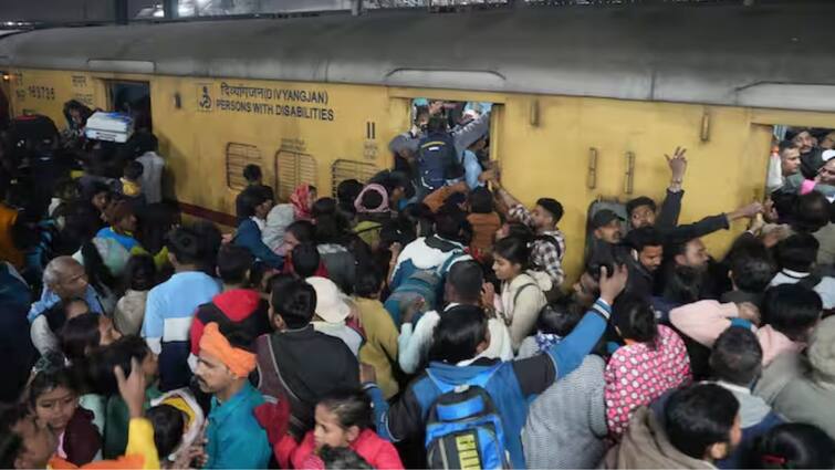 mahakumbh crowd at new delhi railway station leads to stampede 18 killed in pics Delhi Railway Station Stampede: பக்தி மோகம், துடிதுடித்த மக்கள்..! டெல்லி கொடூர சம்பவத்தை விளக்கும் கோர புகைப்படங்கள்