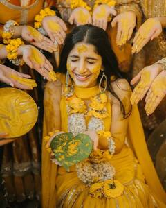 हल्दी के रंग में रंगीं मावरा होकेन, फूलों में सराबोर होकर खूब इतराईं 'सनम तेरी कसम' एक्ट्रेस, देखें तस्वीरें