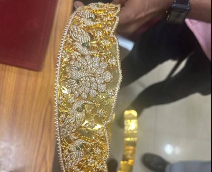 हस्तांतरित केलेल्या आलिशान वस्तूंमध्ये सोन्याची तलवार, सोन्याचा मुकुट आणि मोराच्या आकाराचा सोनेरी कमरपट्टा होता.