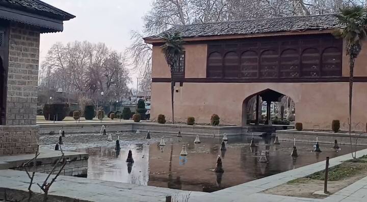 इस साल सर्दियों में कम बारिश और बर्फबारी का प्रभाव झरनों पर पड़ा है. प्राकृतिक झरने दूर दराज के गांव में महत्वपूर्ण जल स्रोत हैं. अब अच्छाबल मुगल गार्डन में गिरने वाला झरना अभूतपूर्व संकट का सामना कर रहा है.