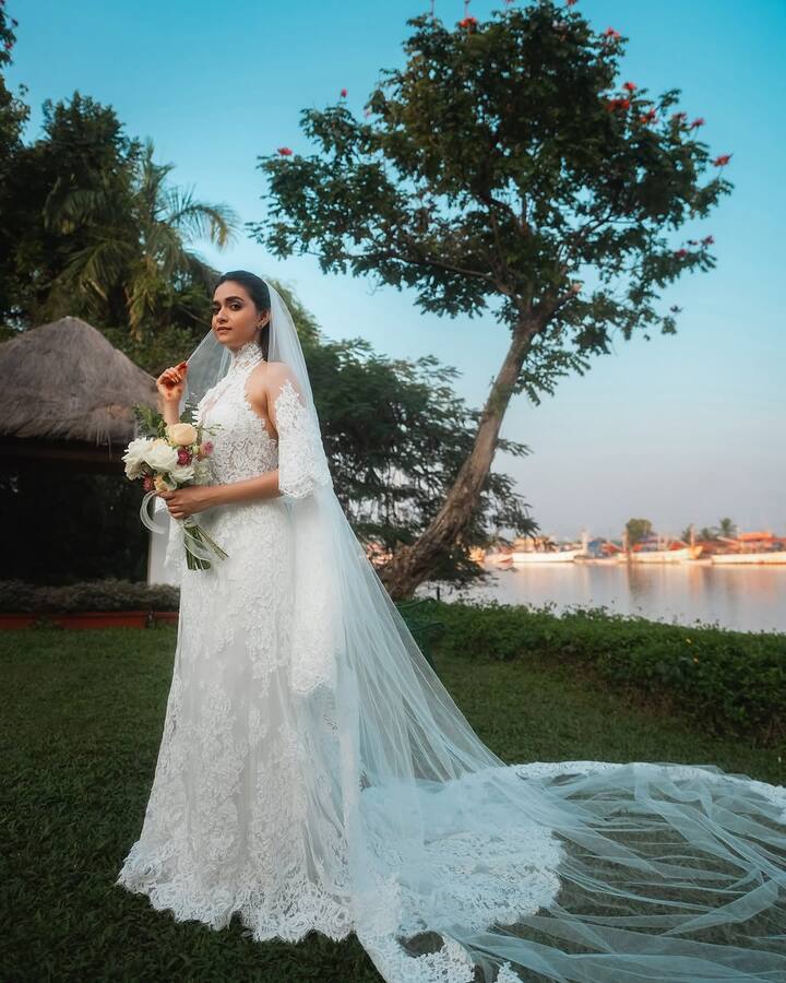 કીર્તિ અને એન્ટની અન્ય ઘણી તસવીરો જોવા મળે છે. એક ફોટોમાં કીર્તિ તેના લગ્નની વીંટી પણ ફ્લોન્ટ કરતી જોવા મળી હતી.