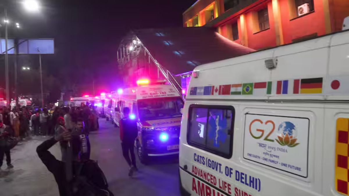 Delhi Railway Station Stampede: பக்தி மோகம், துடிதுடித்த மக்கள்..! டெல்லி கொடூர சம்பவத்தை விளக்கும் கோர புகைப்படங்கள்