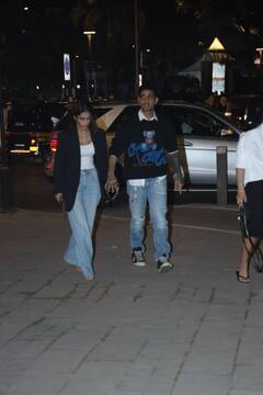 मांग में सिंदूर...ना गले में मंगलसूत्र, शादी के दो दिन बाद वेस्टर्न लुक में दिखीं  प्रतीक बब्बर की दुल्हन, देखें तस्वीरें