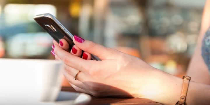 थर्ड-पार्टी वेबसाइट्स या अनजान सोर्स से ऐप डाउनलोड न करें. हमेशा Google Play Store या Apple App Store से ही ऐप इंस्टॉल करें, ताकि वायरस और मालवेयर से बचा जा सके.