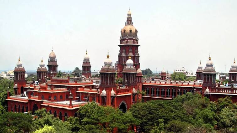 Madras High Court asks whether caste name can be written at school entrance சாதிகள் இல்லை என்று சொல்லிவிட்டு பள்ளி நுழைவுவாயிலில் சாதி! – சரமாரி கேள்வி எழுப்பிய உயர்நீதிமன்றம்