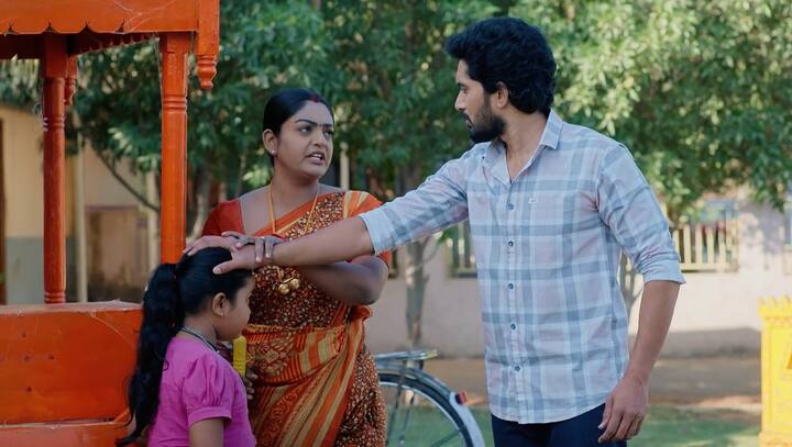 దీంతో దీప కార్తీక్​తో శౌర్యపై ఒట్టు వేయించి.. దీని జోలికి మీరు రాకూడదని చెప్తుంది. కార్తీక్ షాక్ అయిపోతాడు. ఇది ఇడ్లీ బండి నేను నడుపుతున్నాను అంటే కాంచన, అనసూయ మేము సపోర్ట్ చేస్తామని చెప్తారు.(Image Credit: Disney Plus Hotstar/ Star Maa)