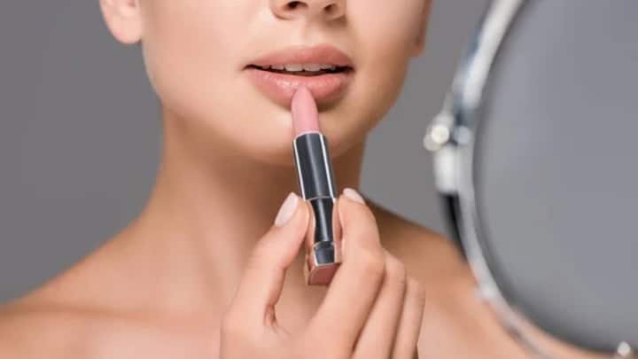 आज लिपस्टिक अनेक शेड्स आणि डिझाइन्समध्ये उपलब्ध आहे, पण मेकअपच्या जगात ती नवीन नाही. त्याचा इतिहास सुमारे 5000 वर्षांचा आहे.