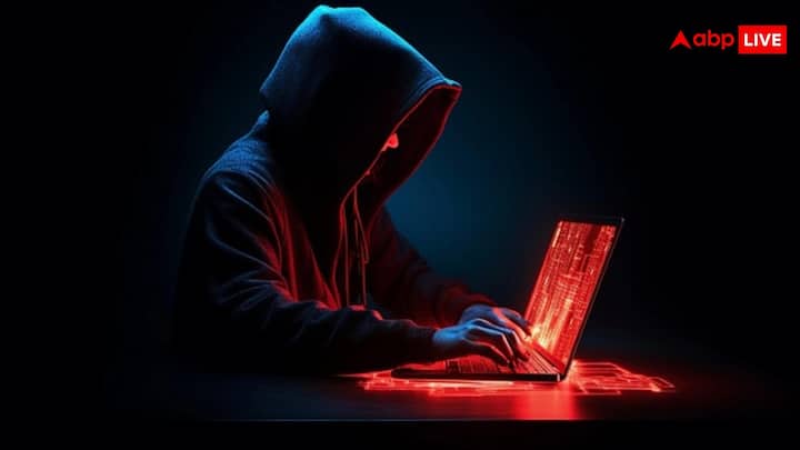 कई बार लोग इंटरनेट पर ऐसी चीजें सर्च करते हैं, जो समाज में क्राइम का कारण बनती है. ऐसे में हम आपको उन चीजों के बारे में बताएंगे, जिन्हें सर्च करना अपराध की श्रेणी में आता है और भारतीय न्याय संहिता धाराओं में आपको सजा हो सकती है.