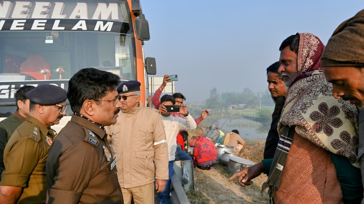 पूर्वांचल एक्सप्रेसवे पर भीषण सड़क हादसा, खड़ी बस टकराई ट्रैवलर, चार की मौत