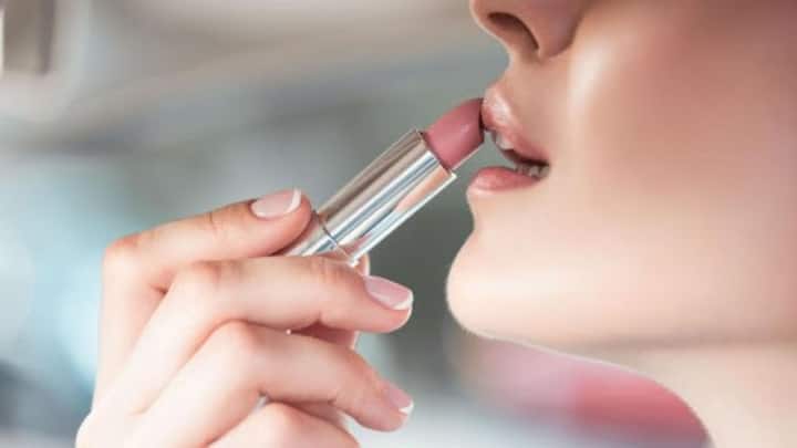 मेकअपमध्ये सर्वात महत्त्वाची गोष्ट म्हणजे लिपस्टिक. आज हा महिलांच्या मेकअपचा एक महत्त्वाचा भाग बनला आहे. लिपस्टिक शिवाय मेकअप पूर्ण होत नाही.