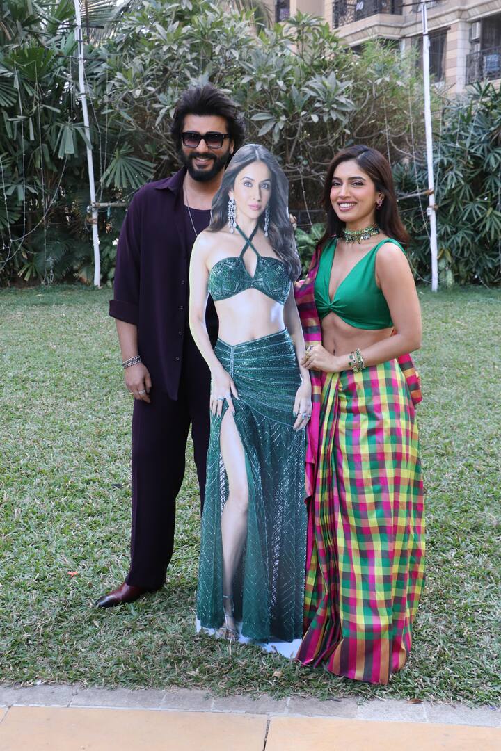 लेकिन इस प्रमोशन में जिसने फैंस का सबसे ज्यादा ध्यान खींचा, वो था फिल्म की दूसरी हीरोइन रकुल प्रीत सिंह का स्टैचू.