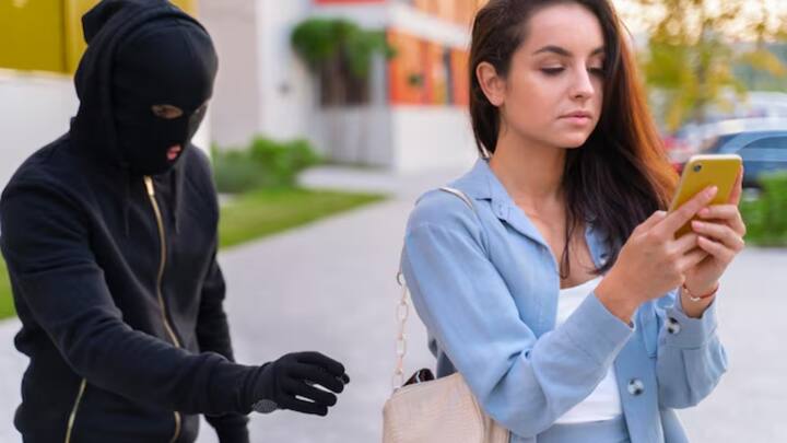 How to Track Your Lost Phone: सरकार का ये प्लेटफॉर्म सेंट्रल इक्विपमेंट आइडेंटिटी रजिस्टर (CEIR) पर बेस्ड है. डिवाइस ब्लॉक करने के बाद उसका स्टेटस इसी वेबसाइट पर ट्रैक किया जा सकेगा.