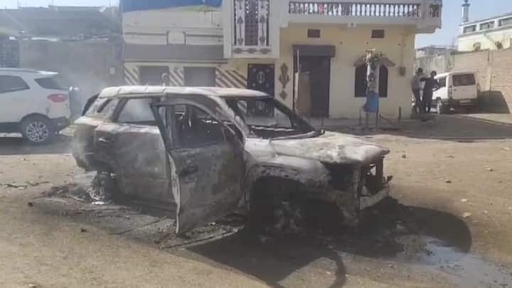 अकोला जिल्ह्यातील बाळापुर तालुक्यातल्या हातरुण गावात एकाच समाजाच्या दोन गटात मोठा क्षुल्लक कारणावरून वाद उफाळला. वादानंतर दोन्ही गट आमने-सामने येऊन मोठ्या प्रमाणात दगडफेक झाली.