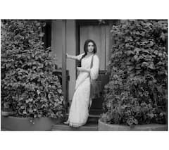 कभी साड़ी में इठलाईं, तो कभी किताबों में डूबीं, समुद्र किनारे रेट्रो लुक में छाईं शाहरुख खान की ‘मां’