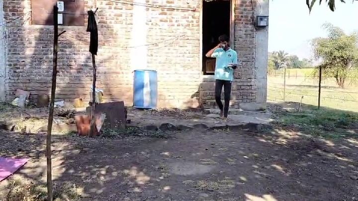 पर्यटकांची झालेली गर्दी, त्यामुळे निर्माण झालेली वाहतूक कोंडी आणि परीक्षेला होत असलेला उशीर पाहून एका पठ्ठ्याने चक्क पॅराग्लायडींगने परीक्षा केंद्र गाठले.  घाटातून कारने प्रवास करायला वेळ लागेल म्हणून विद्यार्थ्याने हा निर्णय घेतला