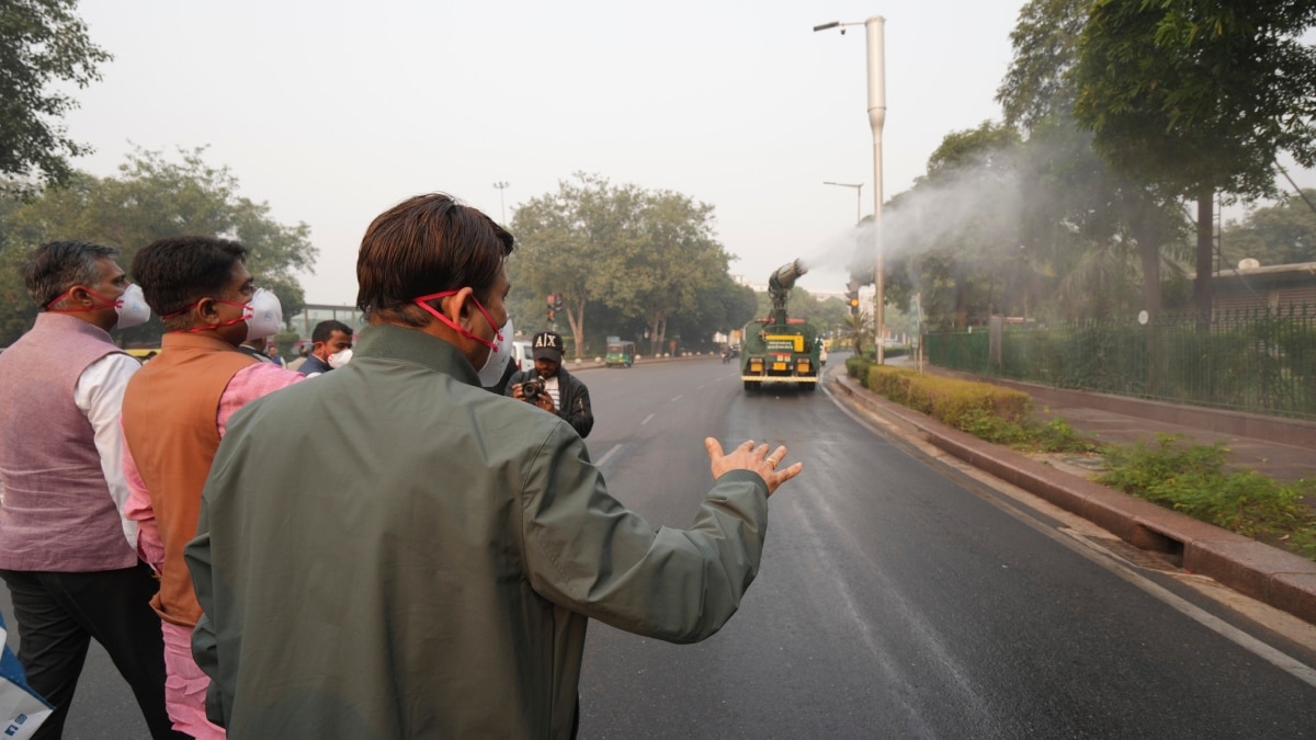 Delhi Weather: दिल्ली में झुलसाने वाली गर्मी से पहले प्रदूषण का खतरा, छाए रहेंगे बादल, जानें कब होगी बारिश?