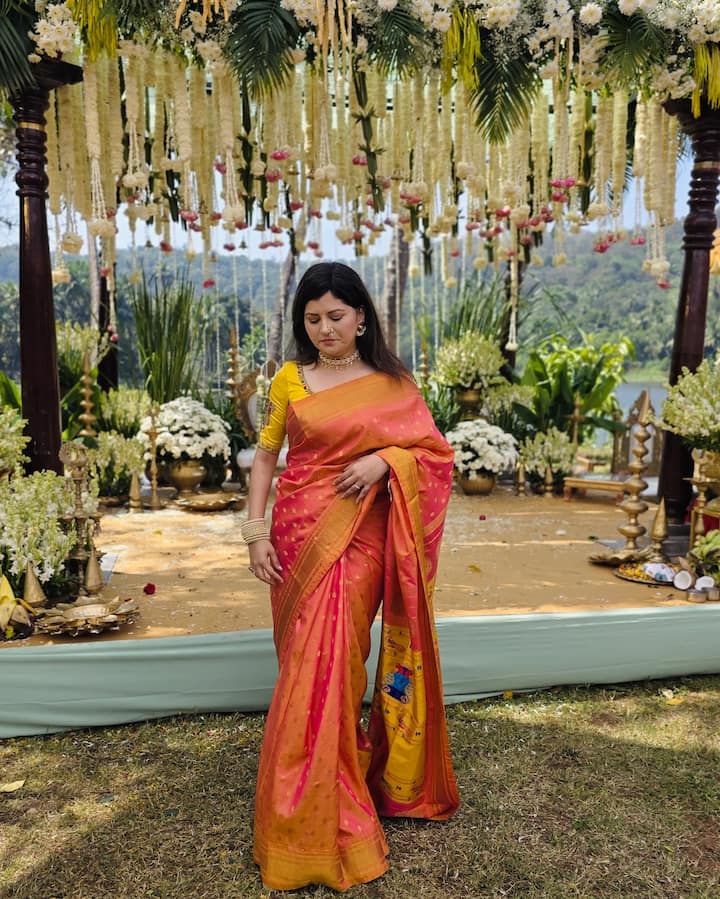 ऑरेंज साडीमध्ये सावनी खूपच खास दिसते.