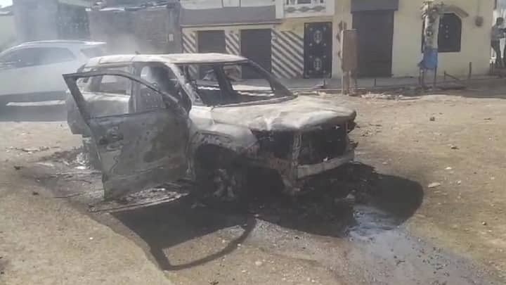 या दुर्घनटेनंतर सहा जखमींवर अकोल्याच्या जिल्हा रुग्णालयात उपचार सुरू असून हातरून गावात मोठा पोलीस बंदोबस्त तैनात करण्यात आला आहे. पोलीस खबरी असल्याच्या संशयावरून एक गट दुसऱ्यावर गटावर धावून गेल्यानंतर ही घटना घडली.