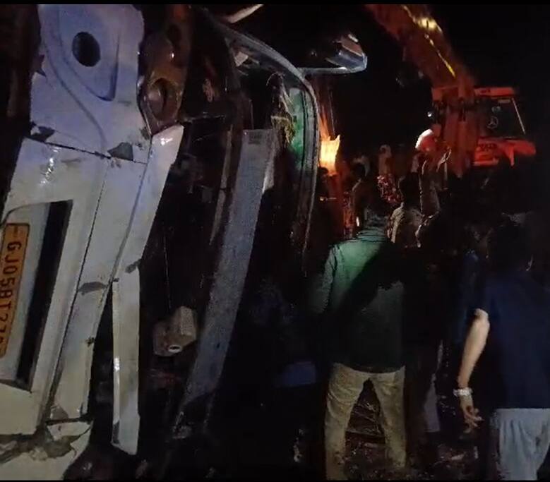Bus Accident: સુરત જતી ખાનગી બસનો ભયંકર અકસ્માત, સ્ટિયરિંગ પરથી કાબૂ ગુમાવતા બસ પલટી, 25 ઇજાગ્રસ્ત Terrible accident in Surat-bound private bus, 25 people on board injured Bus Accident: સુરત જતી ખાનગી બસનો ભયંકર અકસ્માત, સ્ટિયરિંગ પરથી કાબૂ ગુમાવતા બસ પલટી, 25 ઇજાગ્રસ્ત