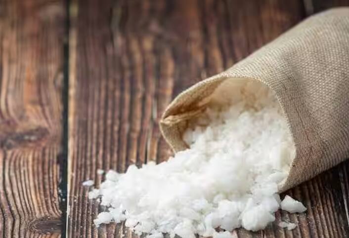 JAMA Cardiology ਵਿੱਚ ਪ੍ਰਕਾਸ਼ਿਤ ਇਸ ਅਧਿਐਨ ਦੇ ਅਨੁਸਾਰ ਸਟ੍ਰੋਕ ਨਾਲ ਮੌਤ ਜਾਂ ਅੰਗ ਫੇਲ੍ਹ ਹੋਣ ਦਾ ਕਾਰਨ ਬਣ ਸਕਦਾ ਹੈ। ਜਿਨ੍ਹਾਂ ਲੋਕਾਂ ਨੂੰ ਪਹਿਲਾਂ ਹੀ ਦੌਰਾ ਪੈ ਚੁੱਕਿਆ ਹੈ, ਉਨ੍ਹਾਂ ਵਿੱਚ ਇੱਕ ਸਾਲ ਵਿੱਚ ਦੁਬਾਰਾ ਦੌਰਾ ਪੈਣ ਦਾ ਖ਼ਤਰਾ 10% ਅਤੇ ਪੰਜ ਸਾਲਾਂ ਵਿੱਚ 15% ਹੁੰਦਾ ਹੈ। ਇਸ ਦਾ ਮੁੱਖ ਕਾਰਨ ਹਾਈਪਰਟੈਨਸ਼ਨ ਹੈ, ਜੋ ਕਿ ਜ਼ਿਆਦਾ ਨਮਕ ਖਾਣ ਕਾਰਨ ਹੁੰਦੀ ਹੈ। ਅਜਿਹੀ ਸਥਿਤੀ ਵਿੱਚ ਸਟ੍ਰੋਕ ਤੋਂ ਬਚਣ ਲਈ ਸੋਡੀਅਮ ਘਟਾਉਣ ਅਤੇ ਪੋਟਾਸ਼ੀਅਮ ਵਧਾਉਣ ਦੀ ਸਲਾਹ ਦਿੱਤੀ ਜਾਂਦੀ ਹੈ।