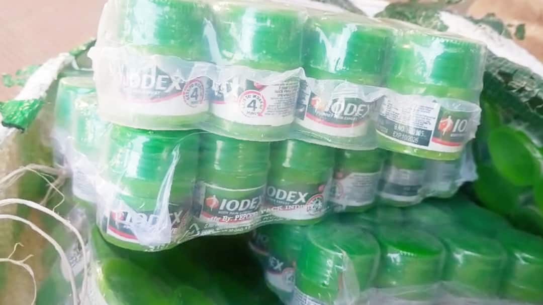 बिहार में नकली विक्स और आयोडेक्स के धंधे का भंडाफोड़, पुलिस ने मारा छापा तो उड़े होश, बांका का मामला Fake Vicks and Iodex Found During Police Raid in Banka Bihar ANN बिहार में नकली विक्स और आयोडेक्स के धंधे का भंडाफोड़, पुलिस ने मारा छापा तो उड़े होश, बांका का मामला