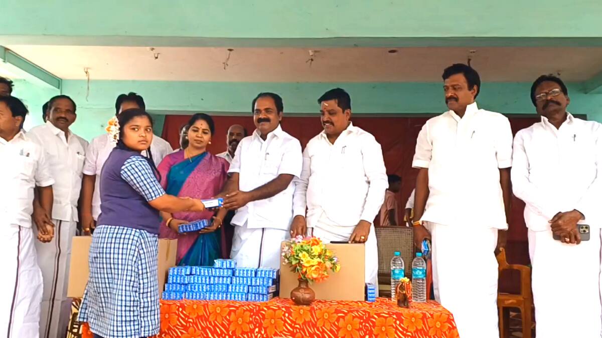 பொதுத்தேர்வு எழுதும் மாணவர்களை சர்ப்ரைஸ் செய்த எம்எல்ஏ...! என்ன தெரியுமா?