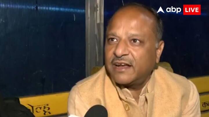 दिल्ली रेलवे स्टेशन पर भी कई यात्री अपनी ट्रेन के इंतजार में बैठे हुए थे, जिन्होंने बताया कि भूकंप कम समय के लिए था, लेकिन बहुत तेजी से आया था. ऐसा लग रहा था, कि कोई ट्रेन जमीन के अंदर चल रही हो.