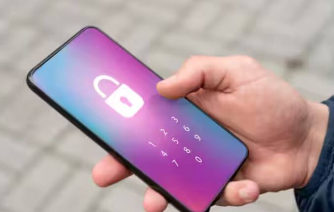 ਸਰਕਾਰ ਦਾ ਇਹ ਪਲੇਟਫਾਰਮ ਦੂਰਸੰਚਾਰ ਵਿਭਾਗ ਦੇ ਸੈਂਟਰਲ ਇਕਵਿਪਮੈਂਟ ਆਈਡੈਂਟਿਟੀ ਰਜਿਸਟਰ (CEIR) 'ਤੇ ਅਧਾਰਤ ਹੈ। ਚੋਰੀ ਜਾਂ ਗੁਆਚ ਜਾਣ ਕਾਰਨ ਕਿਸੇ ਡਿਵਾਈਸ ਨੂੰ ਬਲਾਕ ਕਰਨ ਤੋਂ ਬਾਅਦ, ਇਸਦੀ ਵਰਤੋਂ ਨਹੀਂ ਕੀਤੀ ਜਾ ਸਕਦੀ ਭਾਵੇਂ ਉਸ ਵਿੱਚ ਕੋਈ ਹੋਰ ਸਿਮ ਕਾਰਡ ਕਿਉਂ ਨਾ ਪਾਇਆ ਹੋਵੇ।