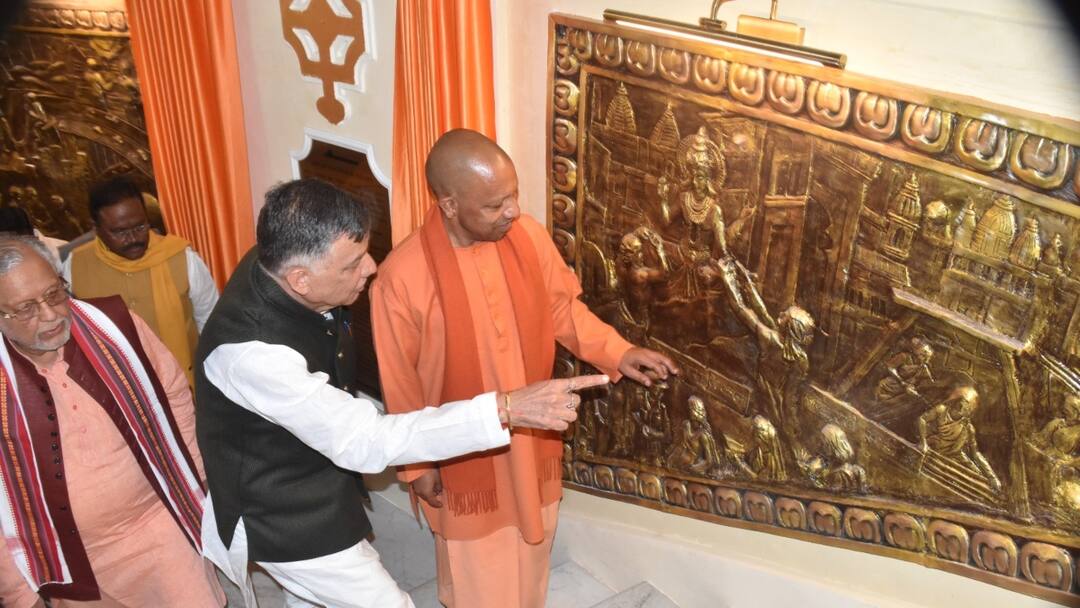 UP News: उत्तर प्रदेश विधानसभा के मुख्य द्वार का सीएम योगी ने किया उद्घाटन, लगाए गए गीता के प्रसंग CM Yogi Adityanath inaugurated UP Vidhan Sabha main gate references from Gita were installed ann UP News: उत्तर प्रदेश विधानसभा के मुख्य द्वार का सीएम योगी ने किया उद्घाटन, लगाए गए गीता के प्रसंग