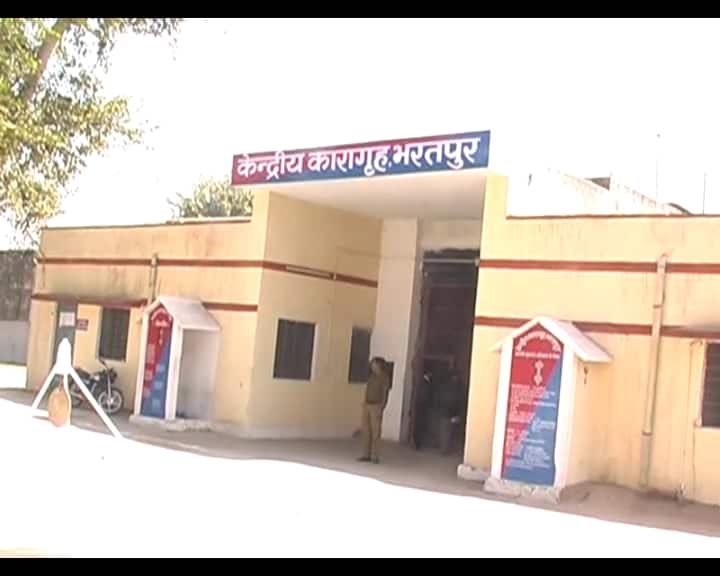 भरतपुर की सेंट्रल जेल में अनपढ़ बंदी हो रहे साक्षर, जानें कितने कैदी कर रहे ITI और ग्रेजुएशन की पढ़ाई?