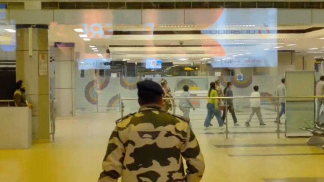 Indian Immigrant : मोदींच्या दौऱ्यानंतरही अमेरिकेतून हद्दपार होणाऱ्या भारतीयांच्या हातापायात साखळदंड सुरुच; 15 दिवस आंघोळ नाही, दातही घासले नाहीत, खायला सुद्धा कमी दिलं! The third flight carrying 112 Indian illegal immigrants deported from the US landed at Amritsar Airport Indian Immigrant : मोदींच्या दौऱ्यानंतरही अमेरिकेतून हद्दपार होणाऱ्या भारतीयांच्या हातापायात साखळदंड सुरुच; 15 दिवस आंघोळ नाही, दातही घासले नाहीत, खायला सुद्धा कमी दिलं!