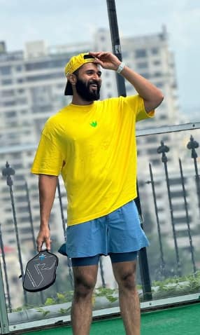 तो साऊथ अभिनेत्री रश्मिका मंदाना हिला डेट करत असल्याची चर्चा आहे.