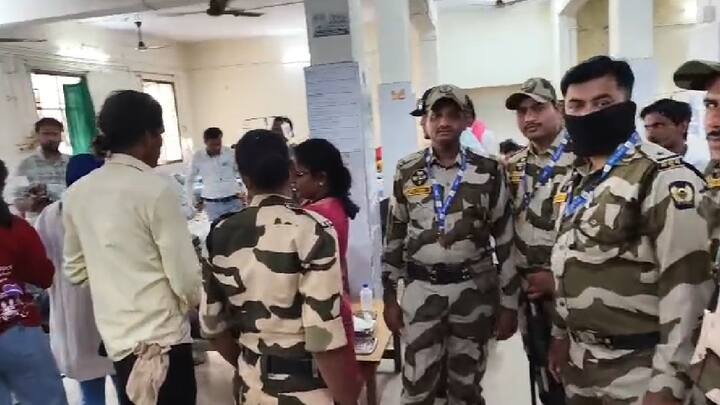 या घटनेत जवळपास 6 जण जखमी झाल्याची माहिती असून सर्व जखमींवर अकोल्यातल्या शासकीय रुग्णालयात उपचार सुरू आहेत. त्यामध्ये एका जखमी व्यक्तीची प्रकृती चिंताजनक असल्याची माहिती आहे.