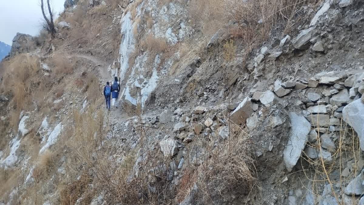 उत्तरकाशी के इस गांव में पैदल मार्ग बना मुसीबत, चट्टानी पहाड़ गिरने के डर को लेकर ग्रामीणों में आक्रोश