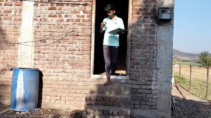 परीक्षा देणारा हा विद्यार्थी बी.कॉम प्रथम वर्षात शिकणारा विद्यार्थी असून तो हॅरिसन फॉली पॉइंटवर स्वत:चं ऊसाच्या रसाचं दुकान आणि ज्युस सेंटर चालवतो