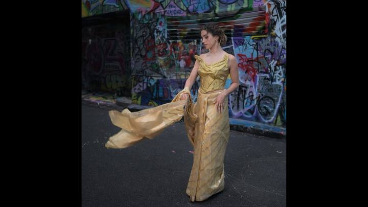 6. Saree with a corset top: Saree with a corset top adds a modern vibe to a traditional saree. This fusion style increases the silhouette with a structured fit that creates a glamorous look. It adds a bold look to the dress. (Image Source: Instagram/@sanyamalhotra_)