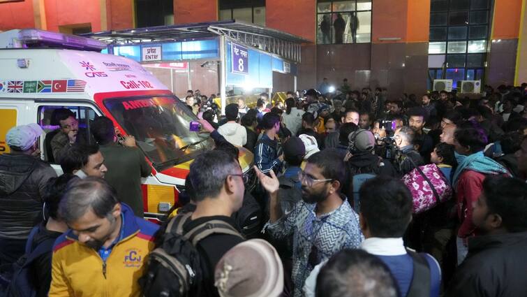 New Delhi Railway Station Stampede Case PIB Fact Check About RPF Probe Indian Railways नई दिल्ली स्टेशन पर भगदड़ में मौतों पर RPF और दिल्ली पुलिस के बीच कंफ्यूजन? अब रेल मंत्रालय ने जारी किया बयान