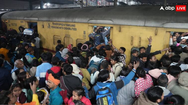 New Delhi Railway Station Stampede change platform train name confusion five theories  Delhi Railway Station Stampede: प्लेटफॉर्म बदलने का एनाउंसमेंट, ट्रेन के नाम में कंफ्यूजन... नई दिल्ली रेलवे स्टेशन भगदड़ की 5 थ्योरी आईं सामने