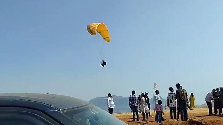 परीक्षेला उशीर होईल म्हणून एका पठ्ठ्याने चक्क पॅराग्लायडिंगने परीक्षा केंद्र गाठल्याचा आश्चर्यजनक प्रकार समोर आला आहे. सातारा जिल्ह्यातील आणि थंड हवेचं ठिकाण म्हणून प्रसिद्ध असलेल्या महाबळेश्वरमधील ही भुवया उंचावणारी घटना आहे.