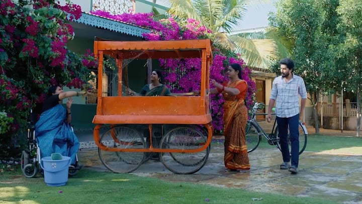 దీప, కాంచన, అనసూయ ఇడ్లీ బండిని కడుగుతూ రెడీ చేస్తూ ఉంటారు. వెనక నుంచి వచ్చిన కార్తీక్ ఏమి చేస్తున్నారంటూ అడుగుతాడు. (Image Credit: Disney Plus Hotstar/ Star Maa)