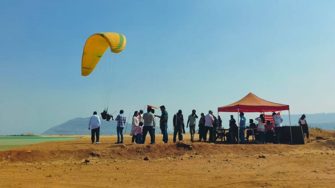 Maharashtra Student reached Exam Centre by paragliding Due to traffic in Satara Video Viral ANN Watch: सातारा में पैराग्लाइडिंग करते हुए परीक्षा देने पहुंचा छात्र, वजह जानकार हो जाएंगे हैरान, वायरल हुआ Video